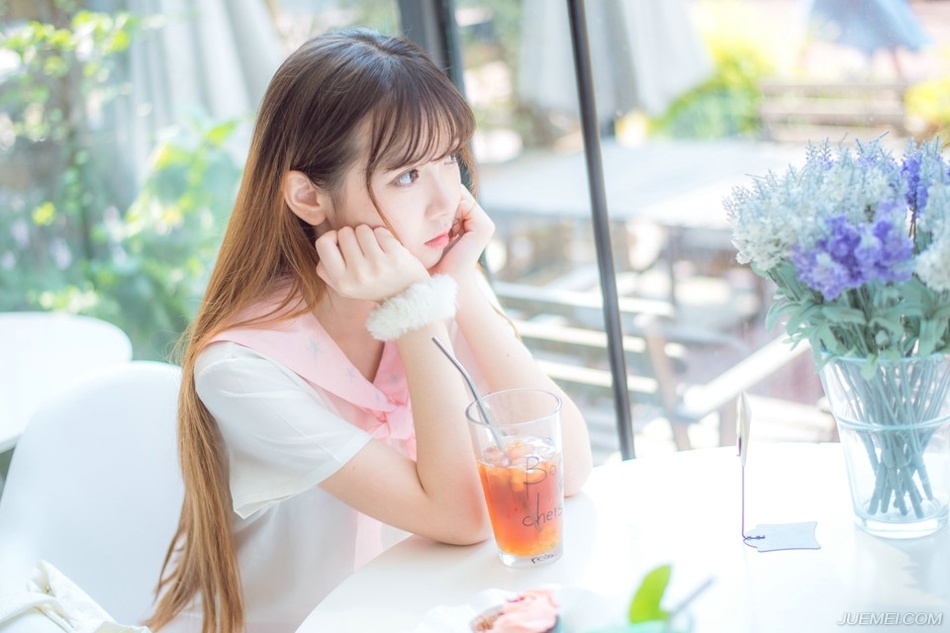 如果爱一个人，那么就会心甘情愿为他而改变。如果一个人在你面前我行素，置你不喜欢的行为而不顾，那么他就是不爱你。所以如果你不够关心他或是他不够关心你，那么你就不爱他或他不爱你。